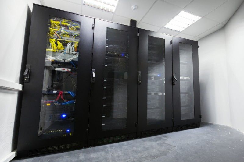 descubre las diferencias entre una computadora personal y un servidor